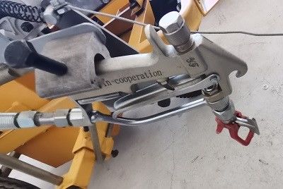 Linea di pavimentazione senza aria di spruzzatura di strisce di vernice a freddo macchina di marcatura stradale a pistola singola