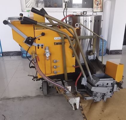 Macchina termoplastica a batteria per la marcatura delle linee stradali per linee convesse e orizzontali