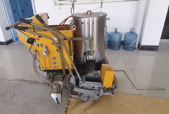 Macchina per la marcatura di linee convesse per strade termoplastiche a batteria