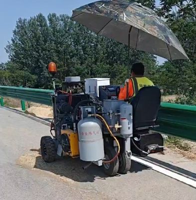 Triciclo per segnaletica stradale termoplastica a guida autonoma con sistema di riscaldamento a olio di conduzione