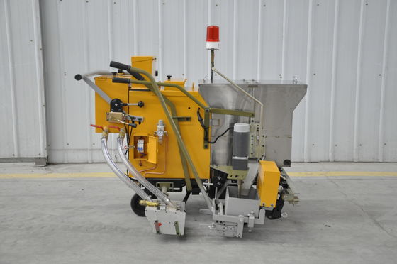 Macchina per tracciatura stradale con linea in rilievo/profilo 2K a due componenti