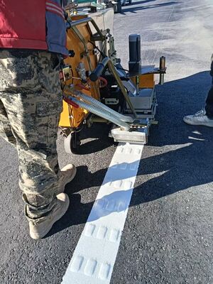 Macchina per tracciatura stradale con linea in rilievo/profilo 2K a due componenti