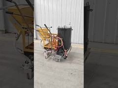 spingendo la macchina traccialinee termoplastica